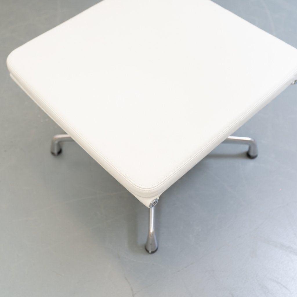 1x Vitra Eames EA 223 Soft Pad Hocker Wit Leer - Gepolijst, Huis en Inrichting, Banken | Voetenbanken en Poefen, Niet ingevuld