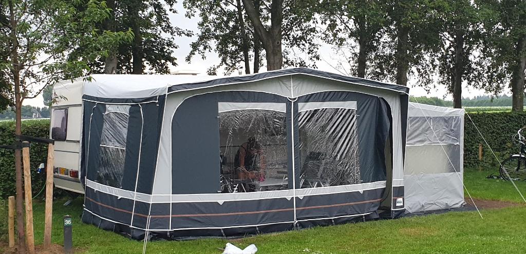 Bürstner Holiday 430 TN (1992) + complete voortent + erker, Caravans en Kamperen, 2 aparte bedden, Treinzit, 750 - 1000 kg, Particulier