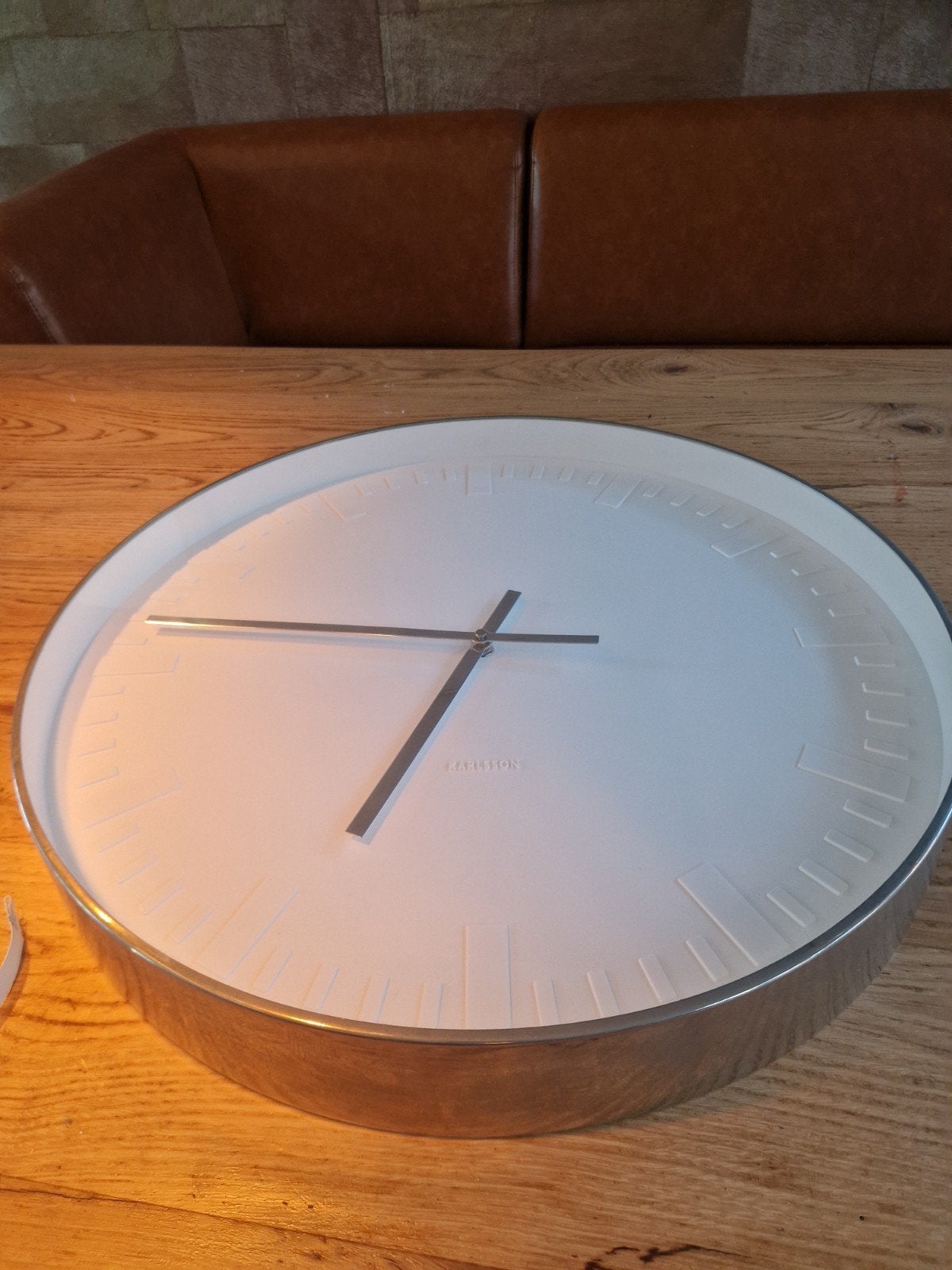 Moderne Karlsson wandklok - Wit/Zilver - 50 cm diameter, Ophalen, Zo goed als nieuw, Wandklok