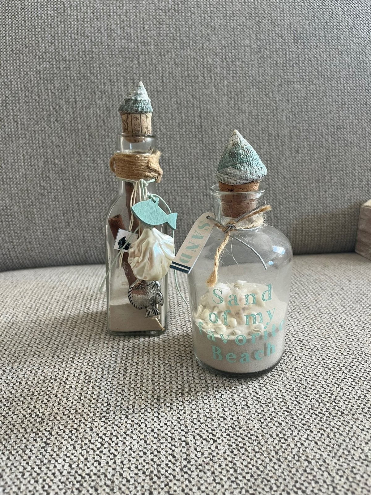 Te koop: 2 glazen flesjes met zand/schelpen/vissen/deco, Ophalen of Verzenden, Nieuw, Meerkleurig, Glas
