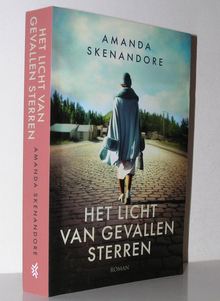 Amanda Skenandore - Het licht van gevallen sterren, Ophalen of Verzenden, Zo goed als nieuw