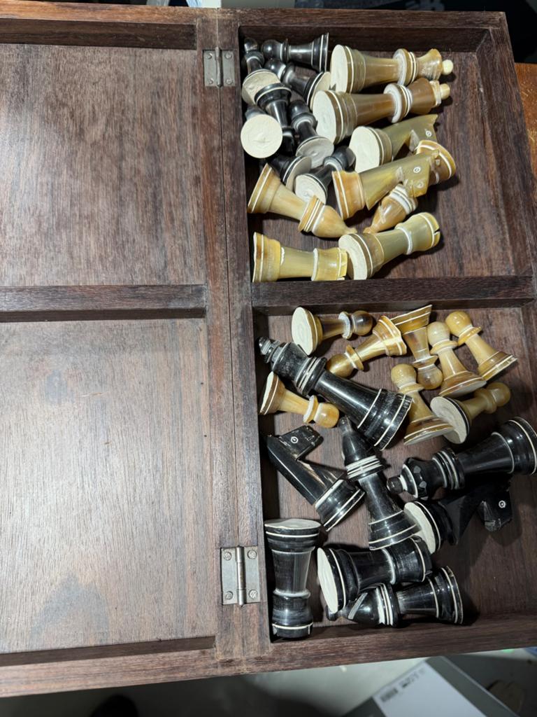 Vintage Schaakspel met Houten Bord en Hoorn Stukken, Een of twee spelers, Ophalen of Verzenden, Gebruikt