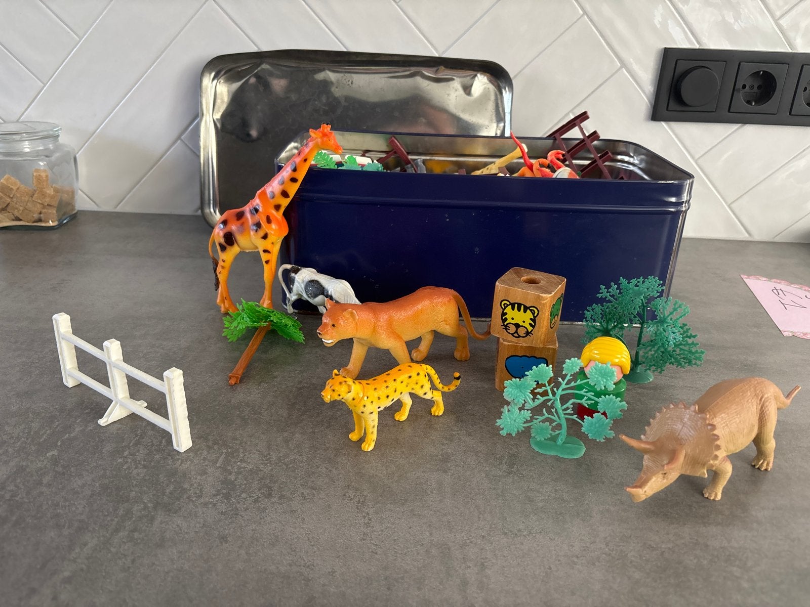 Grote doos vol boerderij- en safaridieren met accessoires, Ophalen, Gebruikt