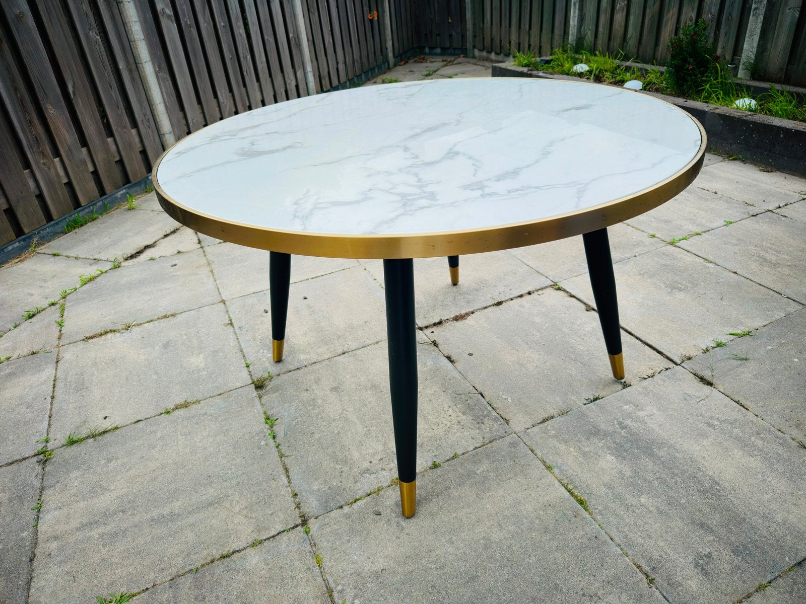 Moderne Marmeren Tafel met Gouden Rand en Zwarte Poten, Ophalen, Overige materialen, Gebruikt, 50 tot 100 cm