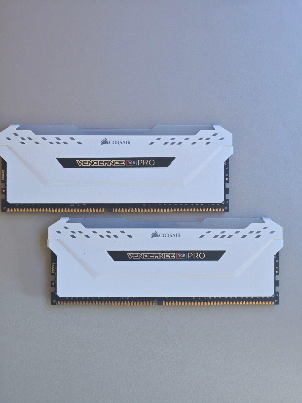 2 of 4 x 8gb ddr4 3200 Corsair Vengeance pro wit, DDR4, Ophalen of Verzenden, Zo goed als nieuw, Desktop