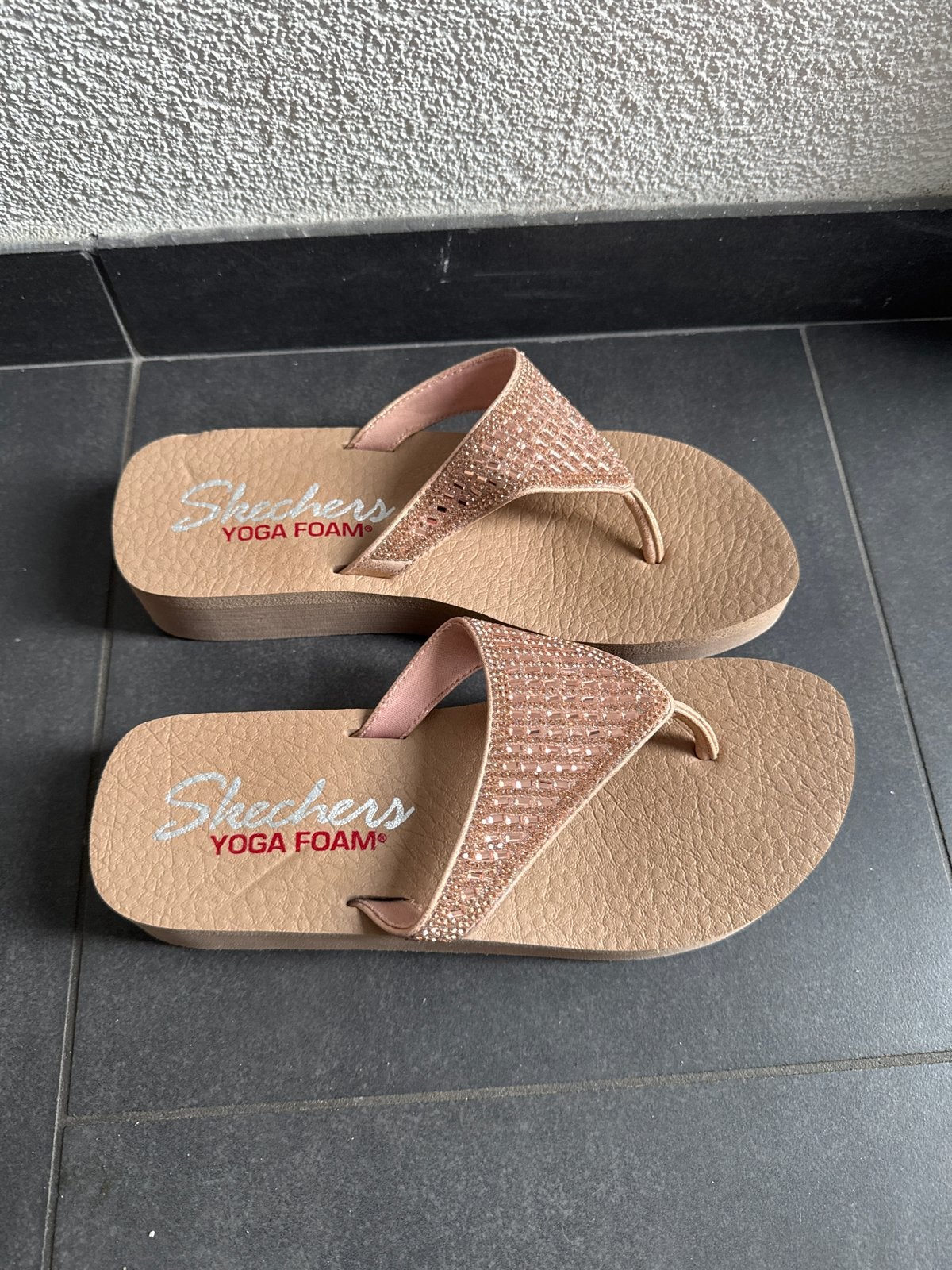 Skechers Yoga Foam Slippers maat 38 Nieuw!, Ophalen of Verzenden, Zo goed als nieuw, Overige kleuren, Slippers