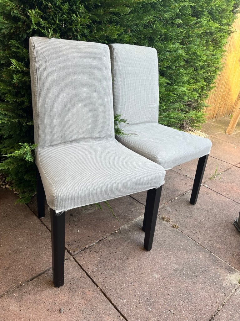 Twee IKEA grijze eetkamerstoelen met zwarte poten., Ophalen, Gebruikt, Twee, Stof