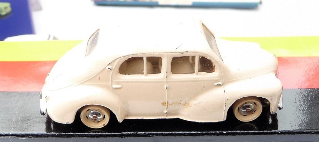 RENAULT 4 CV 1/43 VAN MODELCAR BEIGE, EN SPEC UITG.TRABANT, Verzenden, Nieuw, Auto, Overige merken