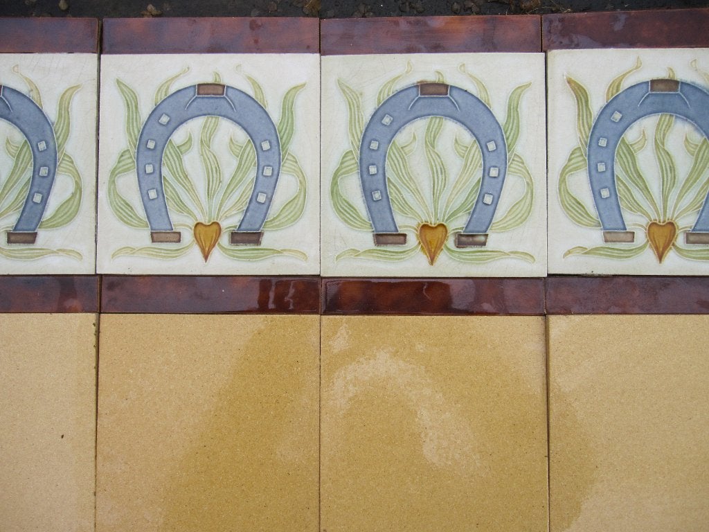 12 art nouveau wandtegels met hoefijzer in relief 180cm, Ophalen