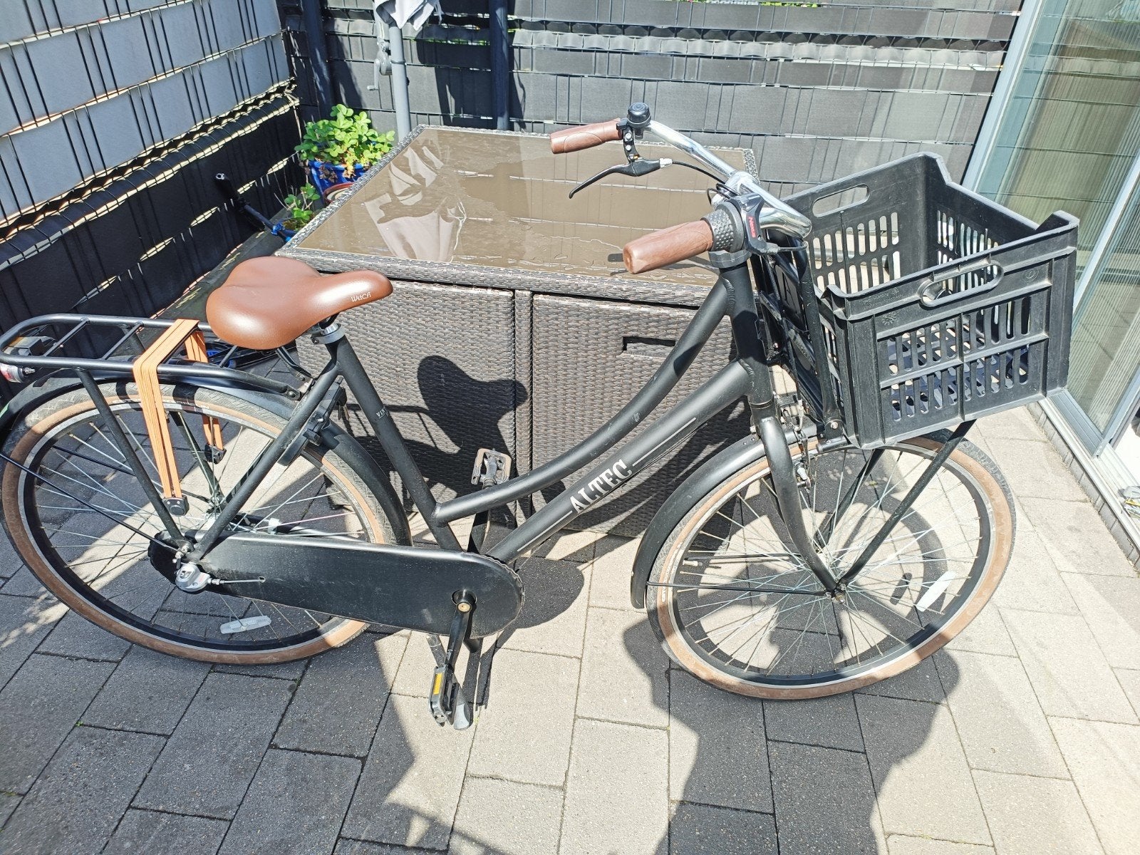 Altec zwarte damesfiets 28 inch met versnellingen en krat, Terugtraprem, Versnellingen, Ophalen, Overige merken