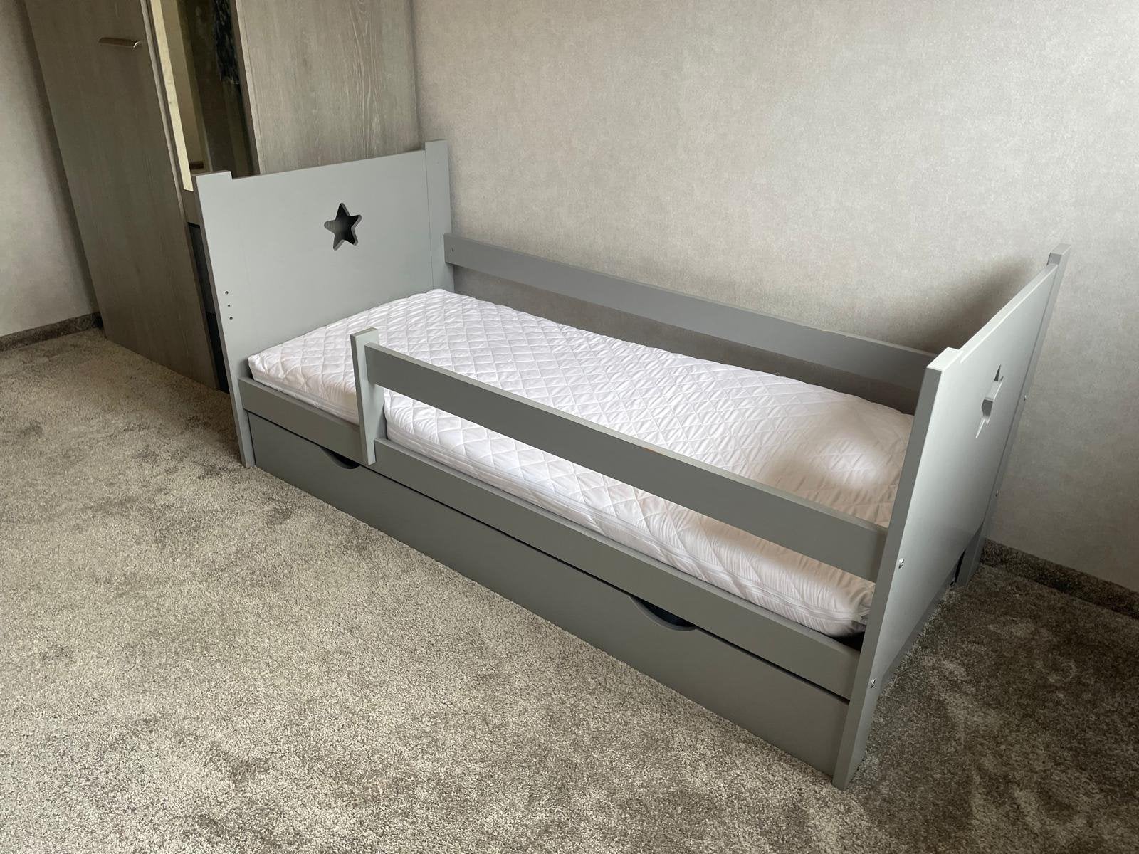 Petite Amélie , grijs peuterbed met lade met matras, Ophalen, 70 tot 85 cm, Zo goed als nieuw, Lattenbodem