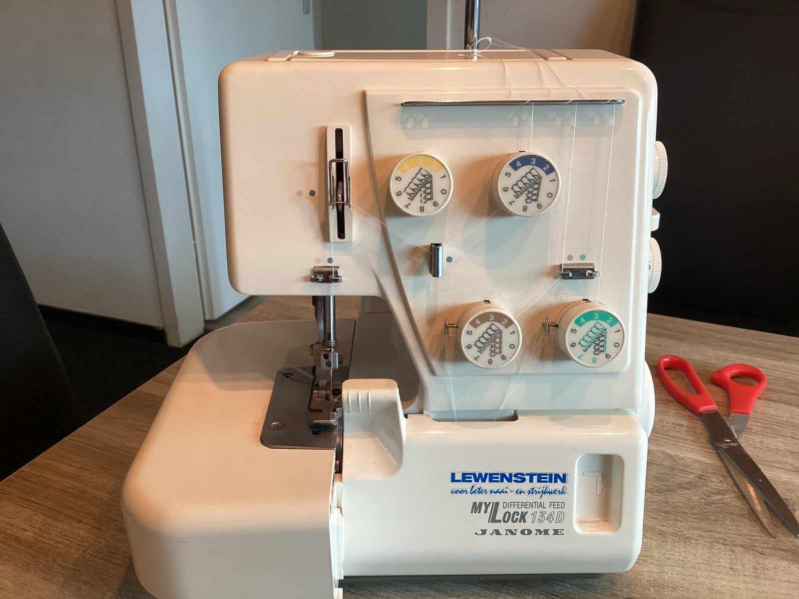 Lewenstein MyLock 134D met differncieel. 3/4 draad’s lock., Ophalen of Verzenden, Zo goed als nieuw, Lockmachine, Lewenstein