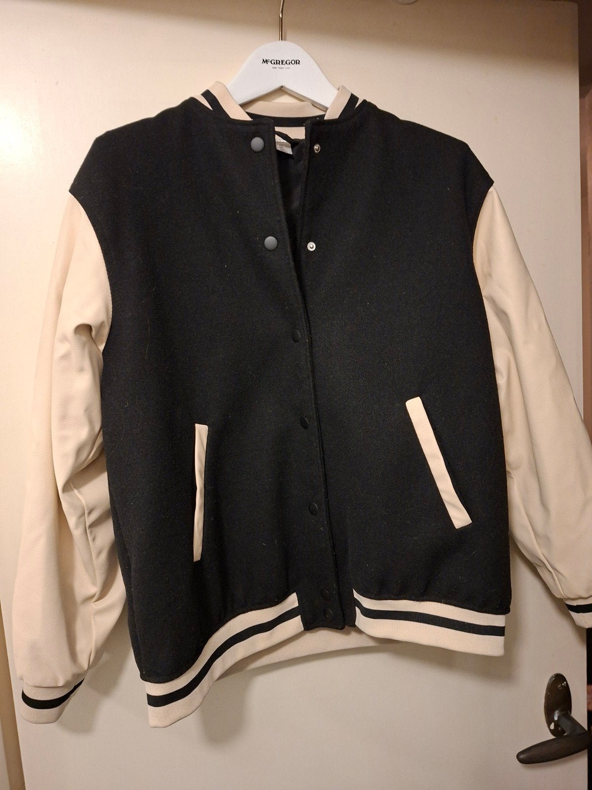 H&M Bomberjack XXS Zwart/Crème - Valt Ruim, H&M, Zwart, Ophalen of Verzenden, Maat 34 (XS) of kleiner