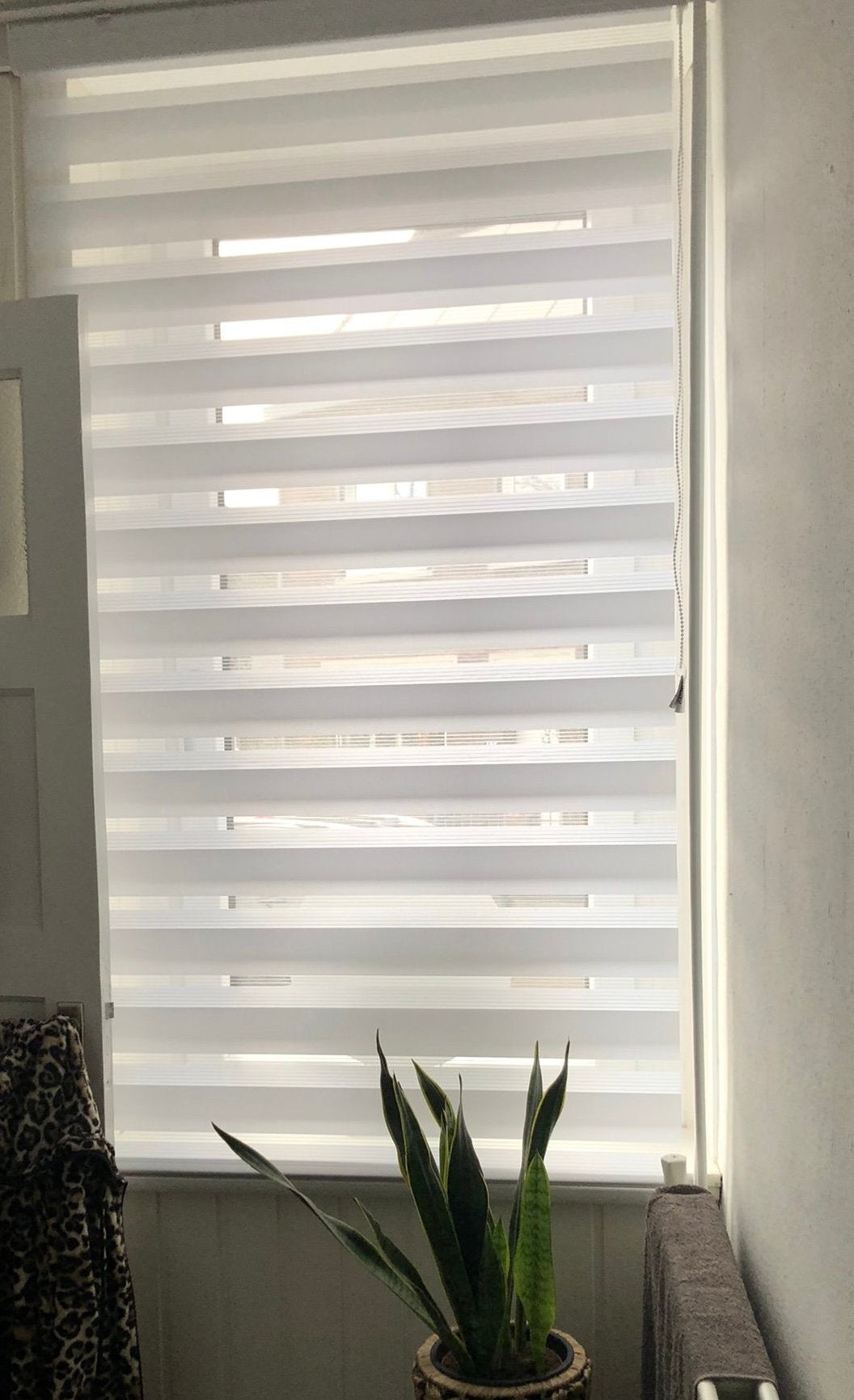 nieuw Jysk rolgordijn Alsten duoroller blind wit raamdeco, Huis en Inrichting, Stoffering | Gordijnen en Lamellen, Wit, Zo goed als nieuw