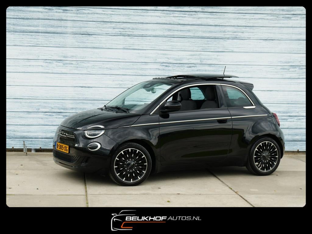 Fiat 500 RED 42 kWh Carplay Camera Panoramadak Soh 91.6%, Auto's, Stof, Zwart, 1265 kg, Te koop