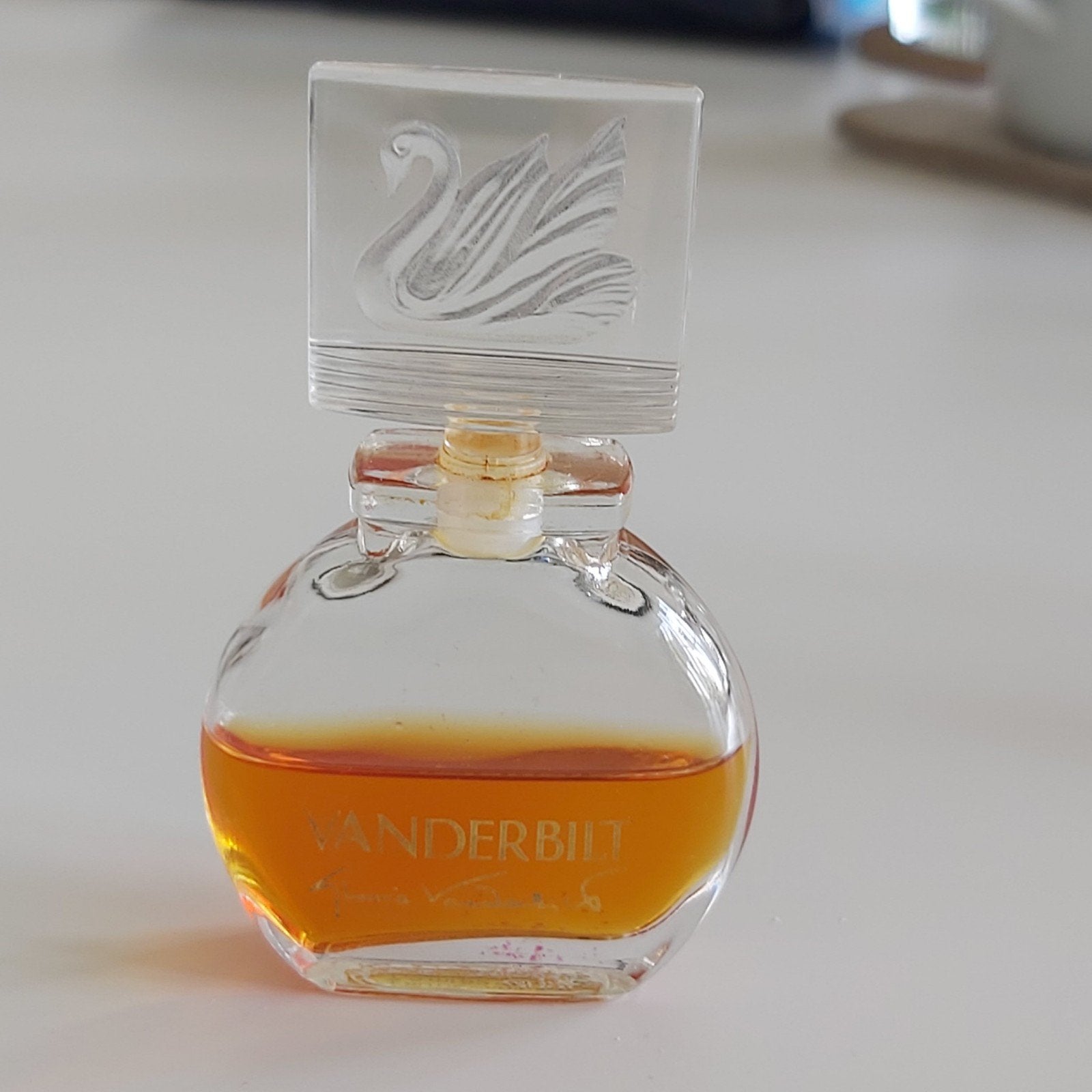 Heel mooi halfvol flesje parfum Gloria VanderBilt, Ophalen of Verzenden, Zo goed als nieuw, Miniatuur, Gevuld