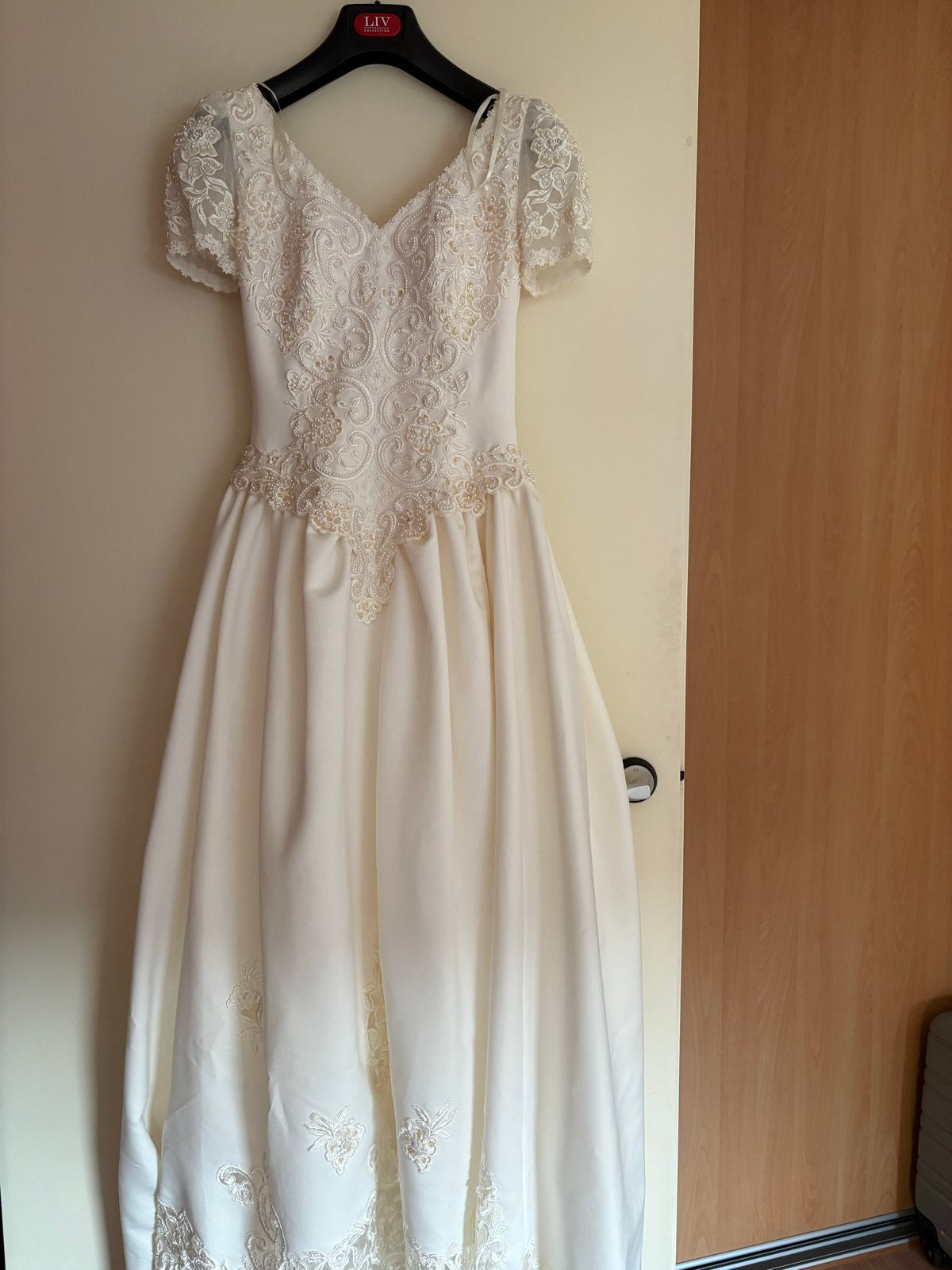 Prachtige Trouwjurk Maat S met Kant en Parel details, Ophalen, Gedragen, Wit, Trouwjurk
