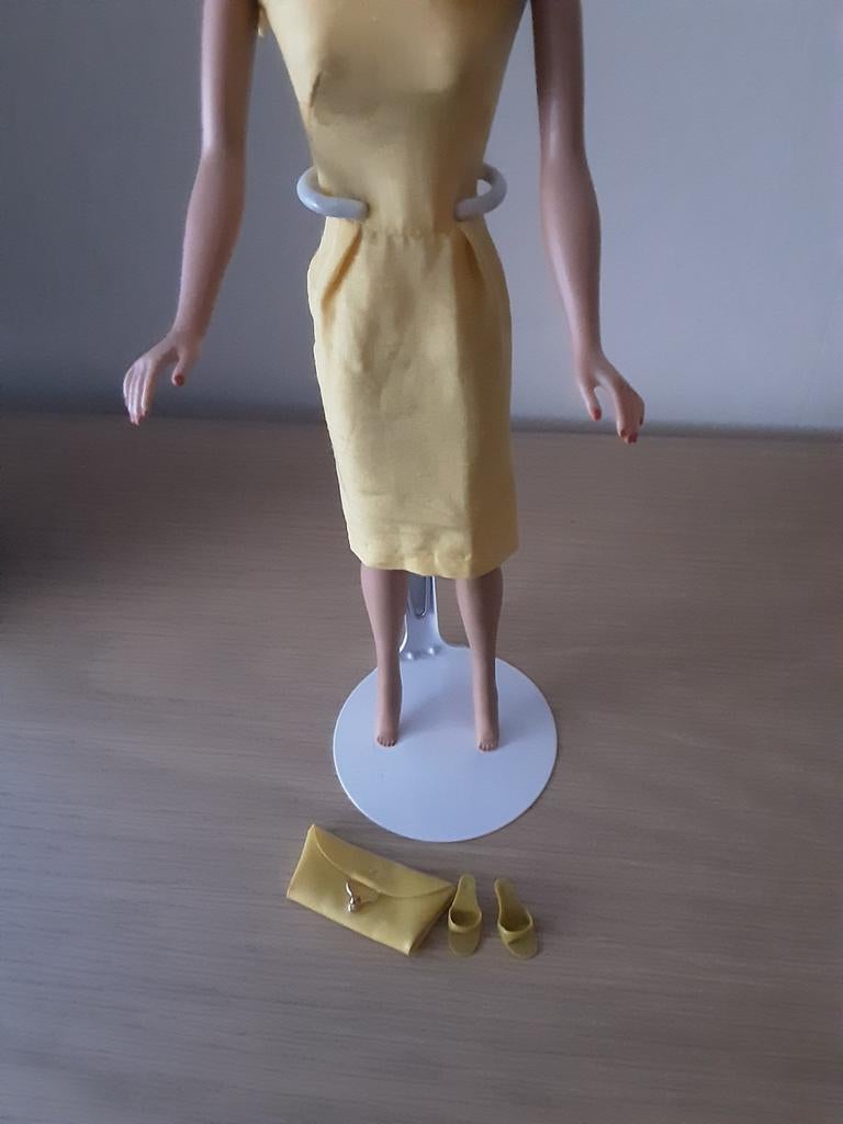 Barbie vintage goudgele silk shead dress. Near mint!, Ophalen of Verzenden, Zo goed als nieuw, Kleertjes