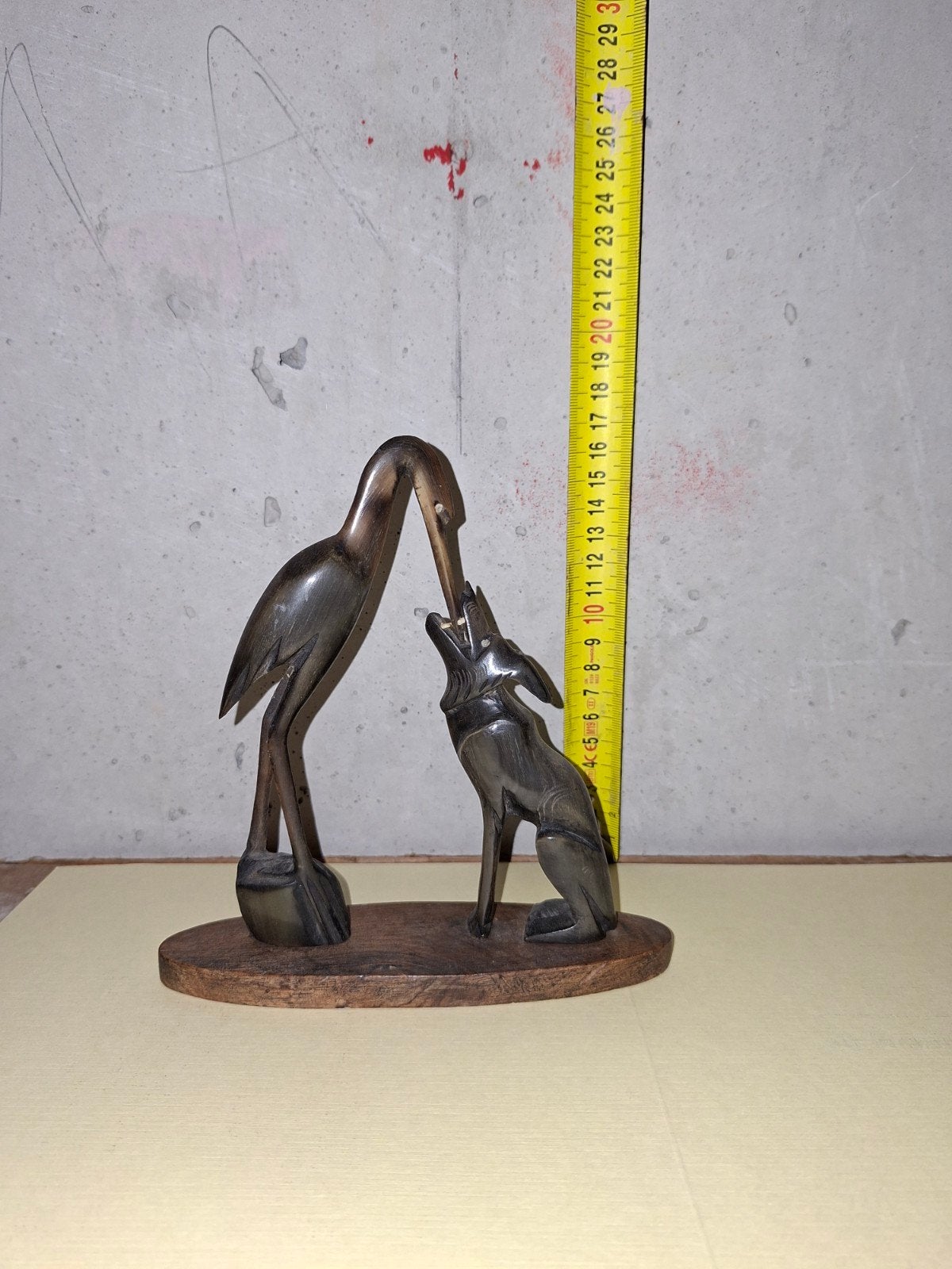 Houten sculptuur van reiger en vos op sokkel, Ophalen of Verzenden, 20 - 50 cm, Beeld, Hout