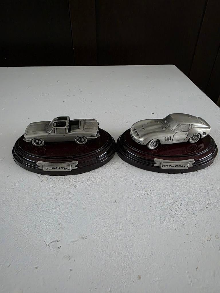 Twee klassieke tinnen modelauto's op houten sokkel, Hobby en Vrije tijd, Modelauto's | 1:18, Zo goed als nieuw, Auto, Overige merken