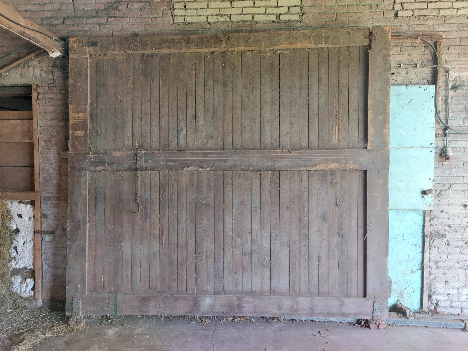 Oude houten schuurdeur - robuust en karakteristiek, Doe-het-zelf en Verbouw, Gebruikt, Garagedeur, Ophalen of Verzenden, Schuifdeur