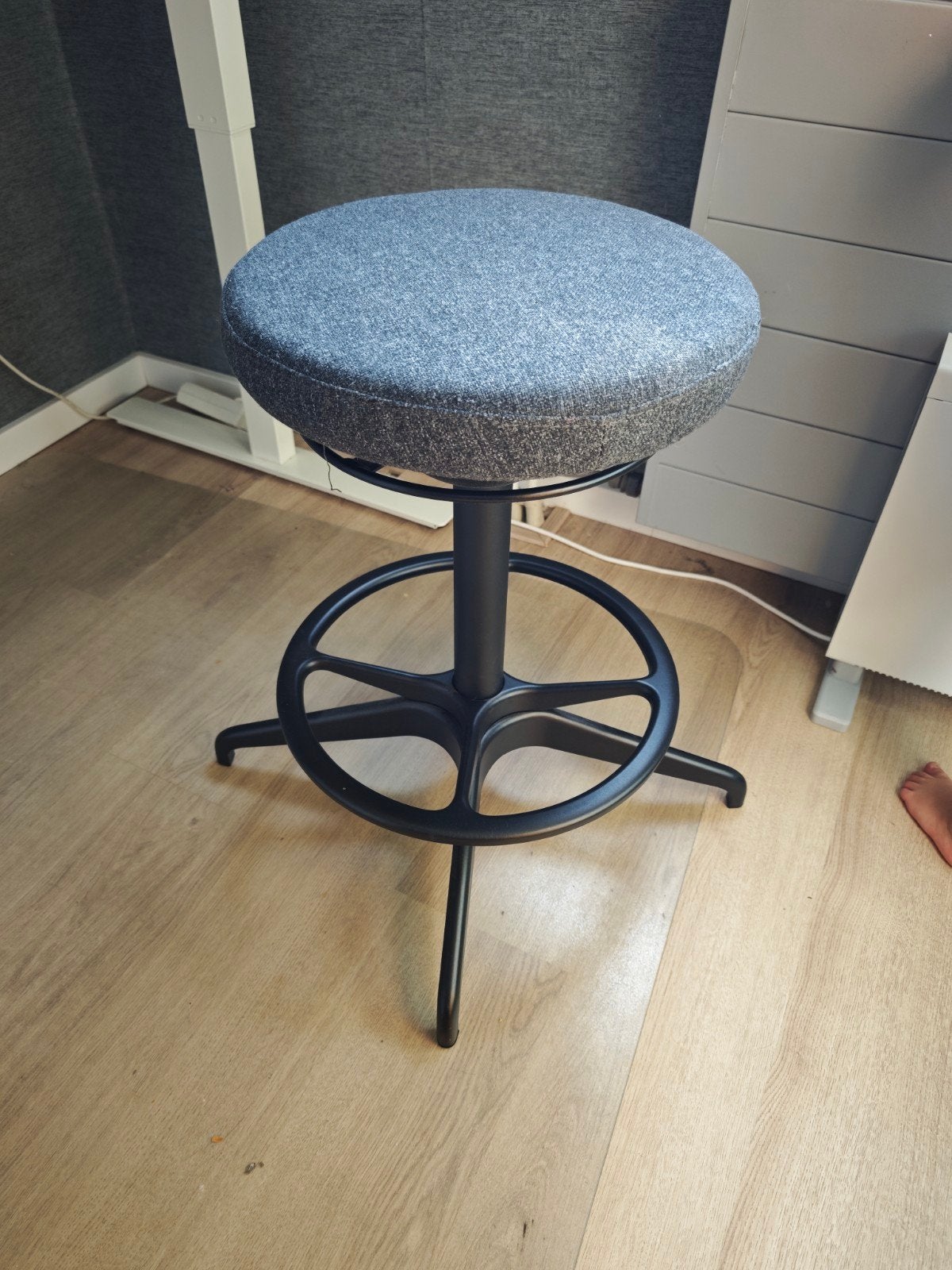 Ikea Lidkullen zit-sta kruk - Grijs, Huis en Inrichting, Krukjes, Ophalen, In hoogte verstelbaar, Gebruikt, Kunststof
