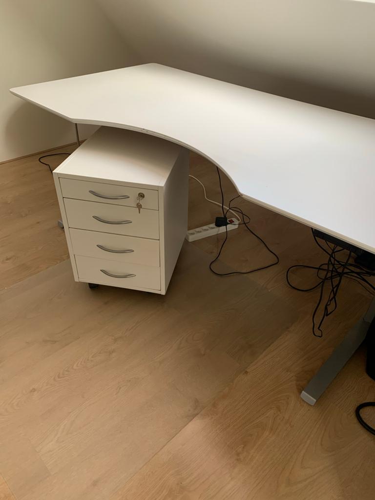 Wit hoekbureau, elektrisch verstelbaar zit-sta bureau, Huis en Inrichting, Bureaus, Ophalen, 90 cm, Elektrisch, Gebruikt