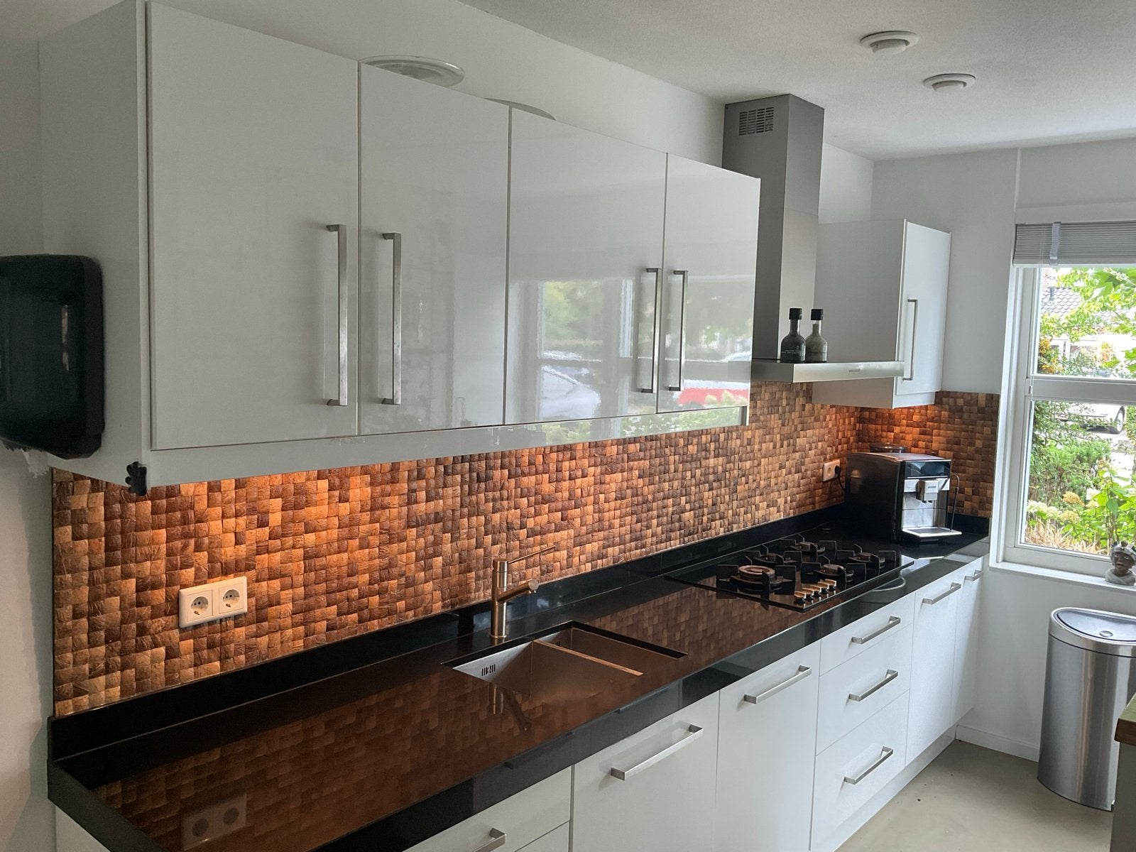 Moderne witte keuken met zwart granieten blad, Ophalen, Gebruikt, Wit, Graniet of Steen