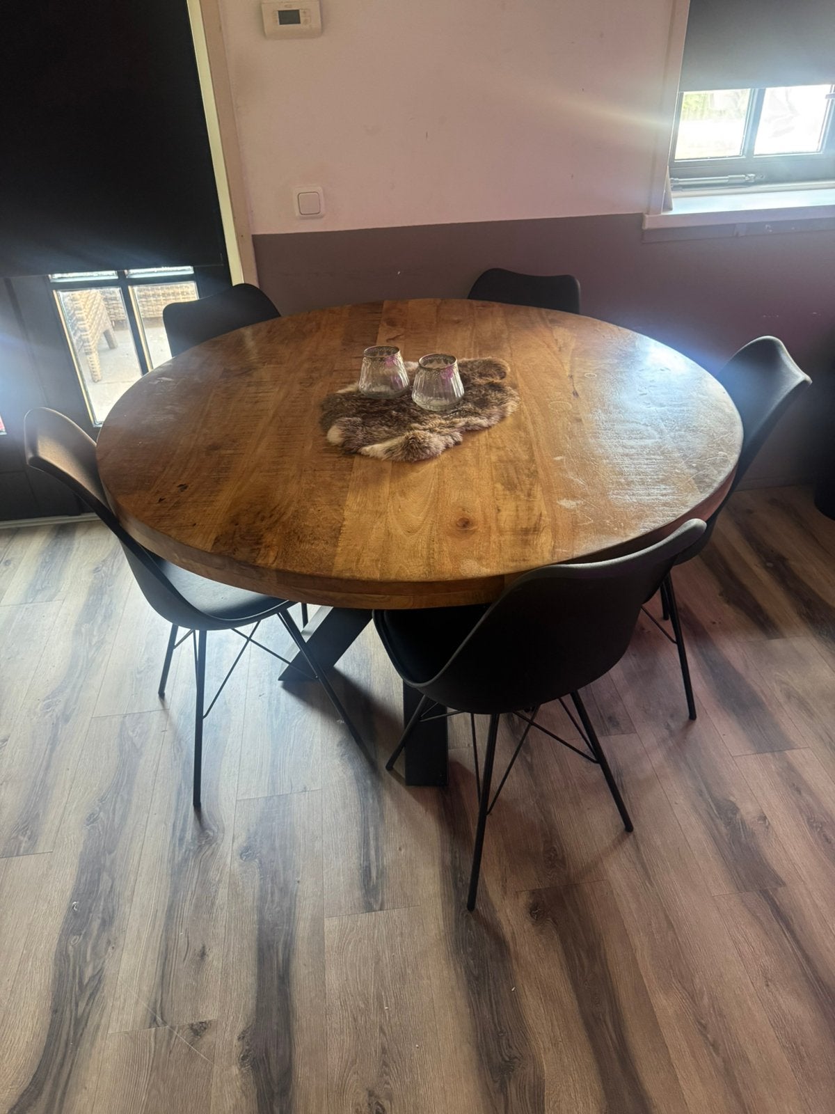 Mangohouten tafel (130 cm) met 5 design stoelen, Huis en Inrichting, Tafels | Eettafels, Ophalen, Gebruikt, 100 tot 150 cm, Rond