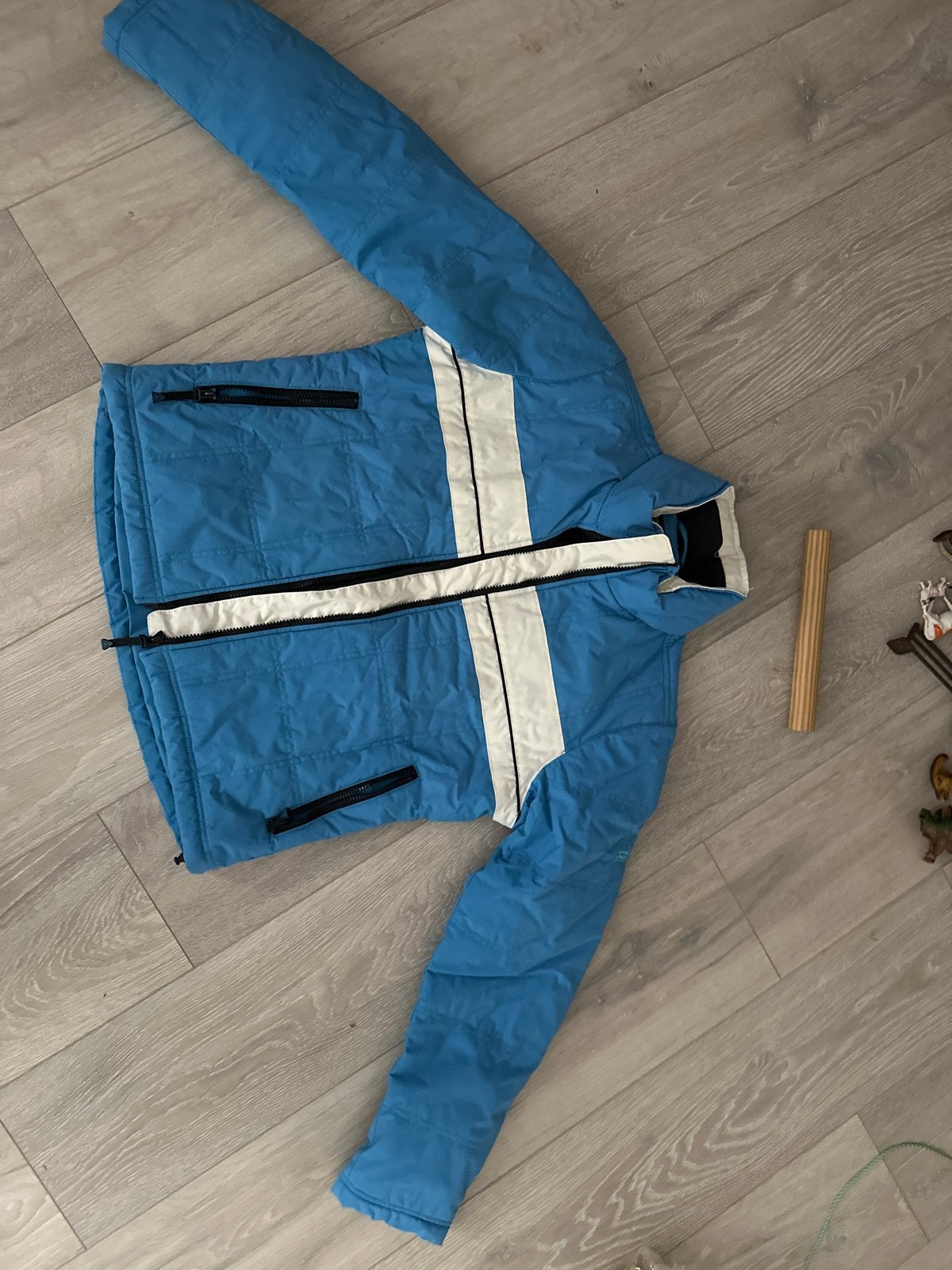 Blauwe ski-jas met witte strepen, Ophalen of Verzenden, Gedragen, Maat 38/40 (M), Jack