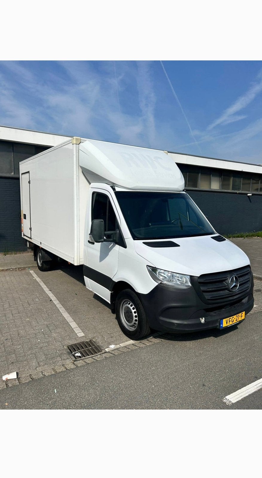 Goedkoop Bakwagen Huren met Laadklep | 20m³ | Rijbewijs B, Aanhangwagen