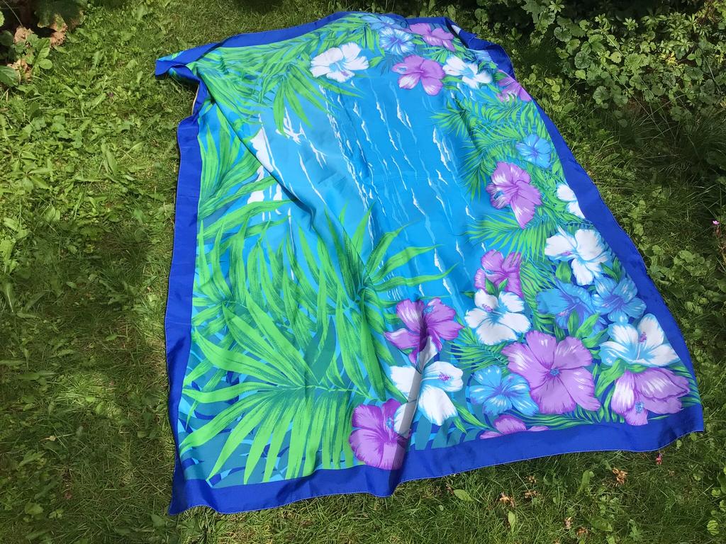 Grote strandsjaal, zee, bloemen en palmbomen., Ophalen of Verzenden, Zo goed als nieuw, Maat 46/48 (XL) of groter, Sjaal
