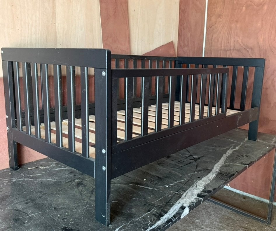 Petite Amelie peuterbed zwart incl premium matras, Kinderen en Baby's, Ophalen, Gebruikt