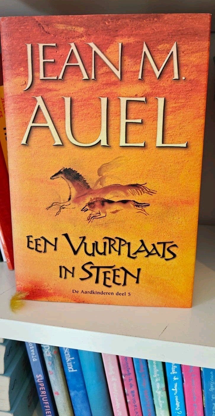 Jean M. Auel. Een vuurplaats in steen. (Deel 5 Aardkinderen), Boeken, Ophalen of Verzenden, Gelezen, Jean M. Auel, Nederland