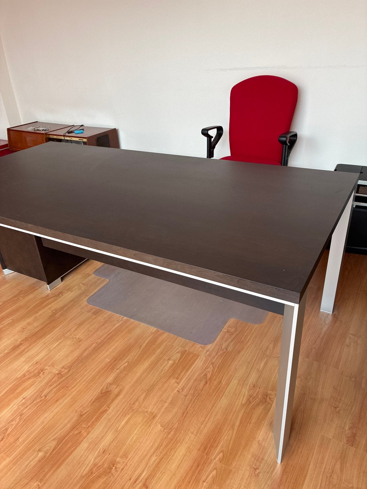 Ruim donkerbruin bureau met lades en metalen onderstel, Ophalen, Gebruikt, Met lades, Metaal