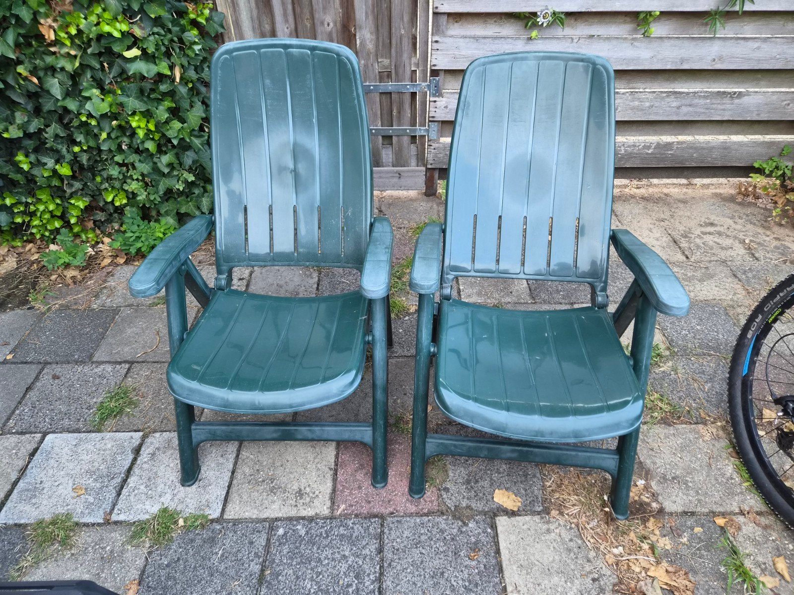 2 Groene kunststof tuinstoelen, inklapbaar, Ophalen, Gebruikt, Kunststof, Inklapbaar