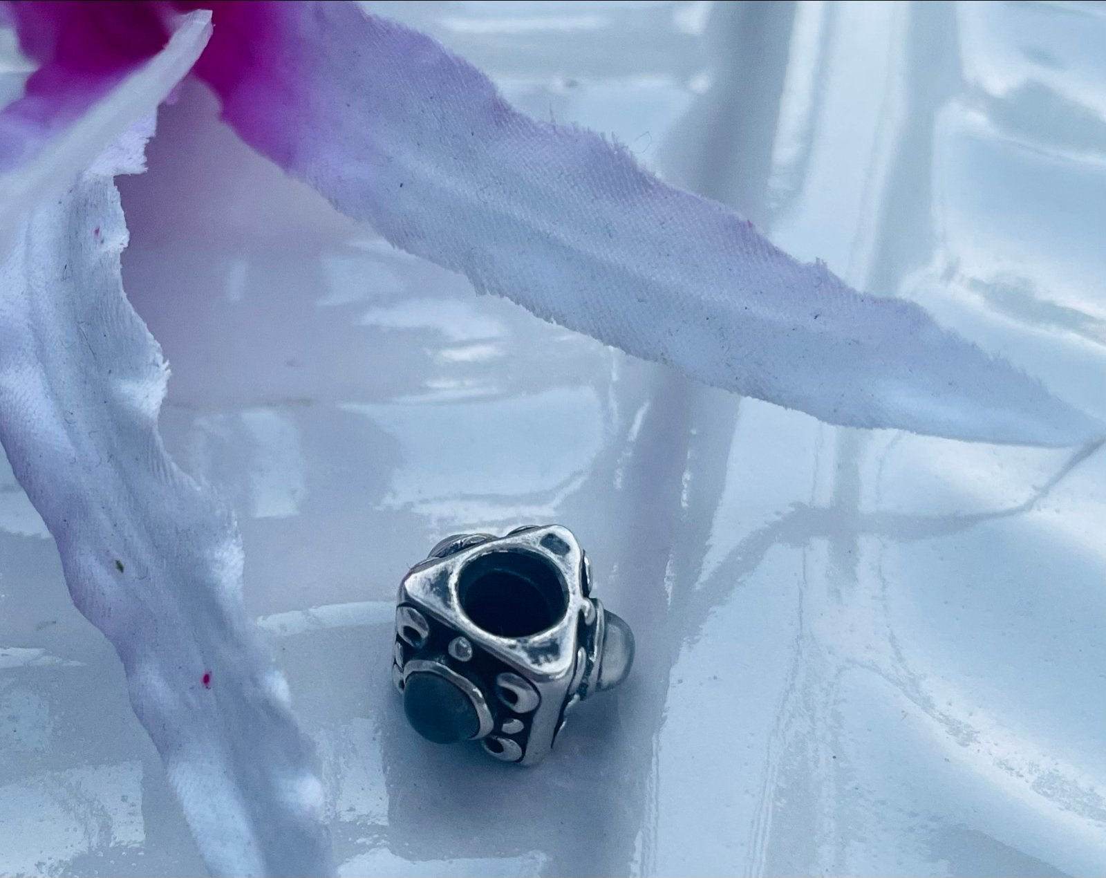 Pandora bedel met een uniek driehoek design en maansteen, Pandora, Ophalen of Verzenden, Zo goed als nieuw, 1 bedel