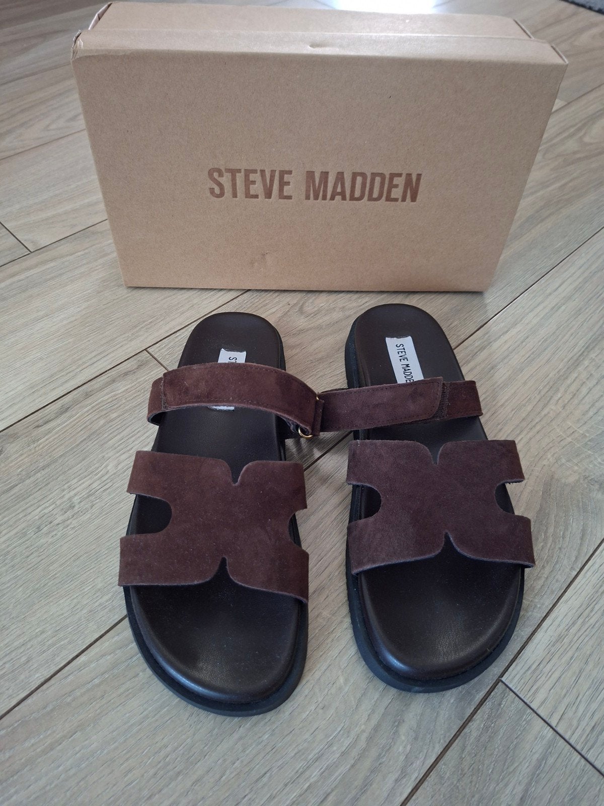 In nieuwstaat donketbruine Steve Madden slippers maat 40, Kleding | Dames, Schoenen, Ophalen of Verzenden, Zo goed als nieuw, Zwart