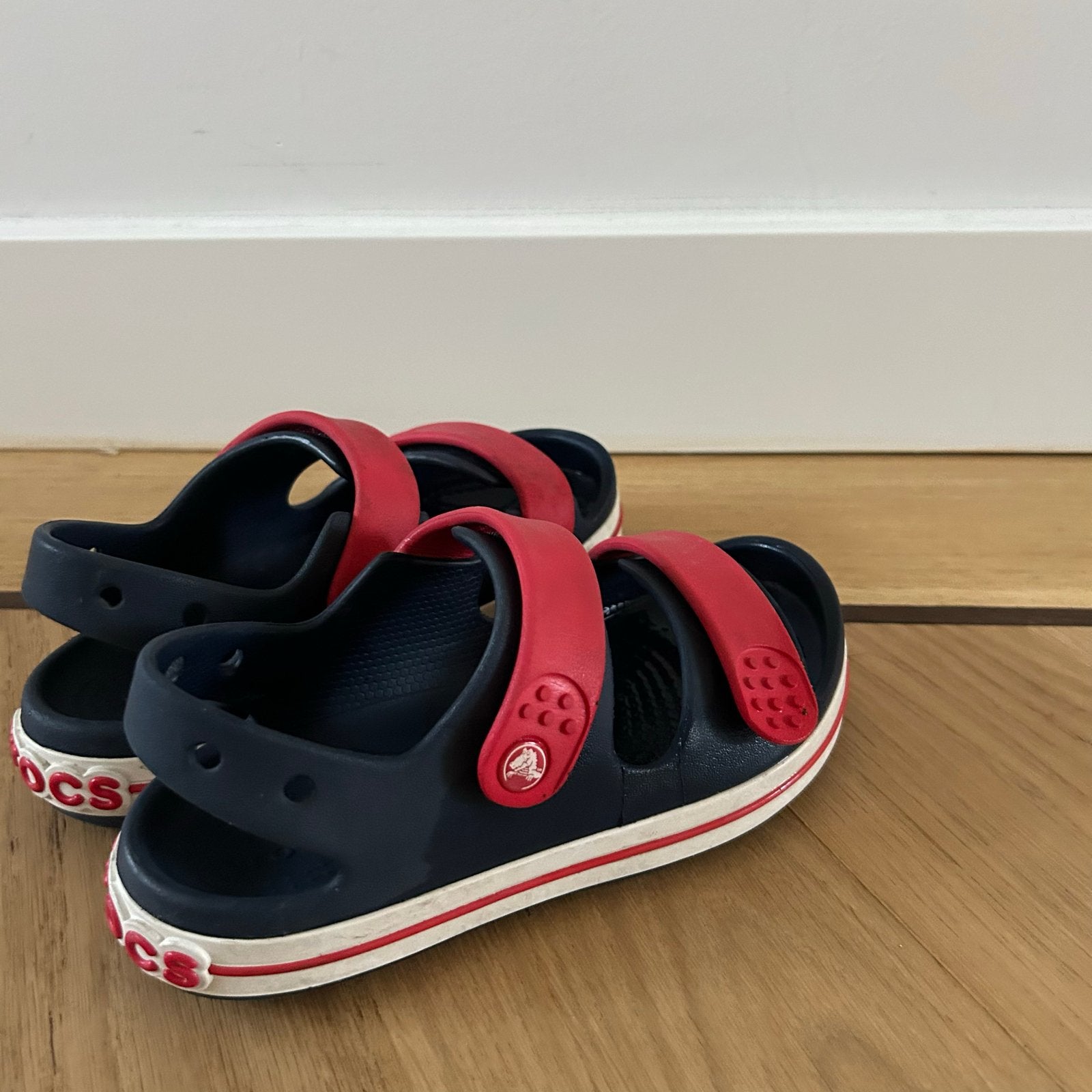 Crocs sandalen maat 32 marineblauw/rood, Ophalen of Verzenden, Zo goed als nieuw, Jongen of Meisje, Schoenen