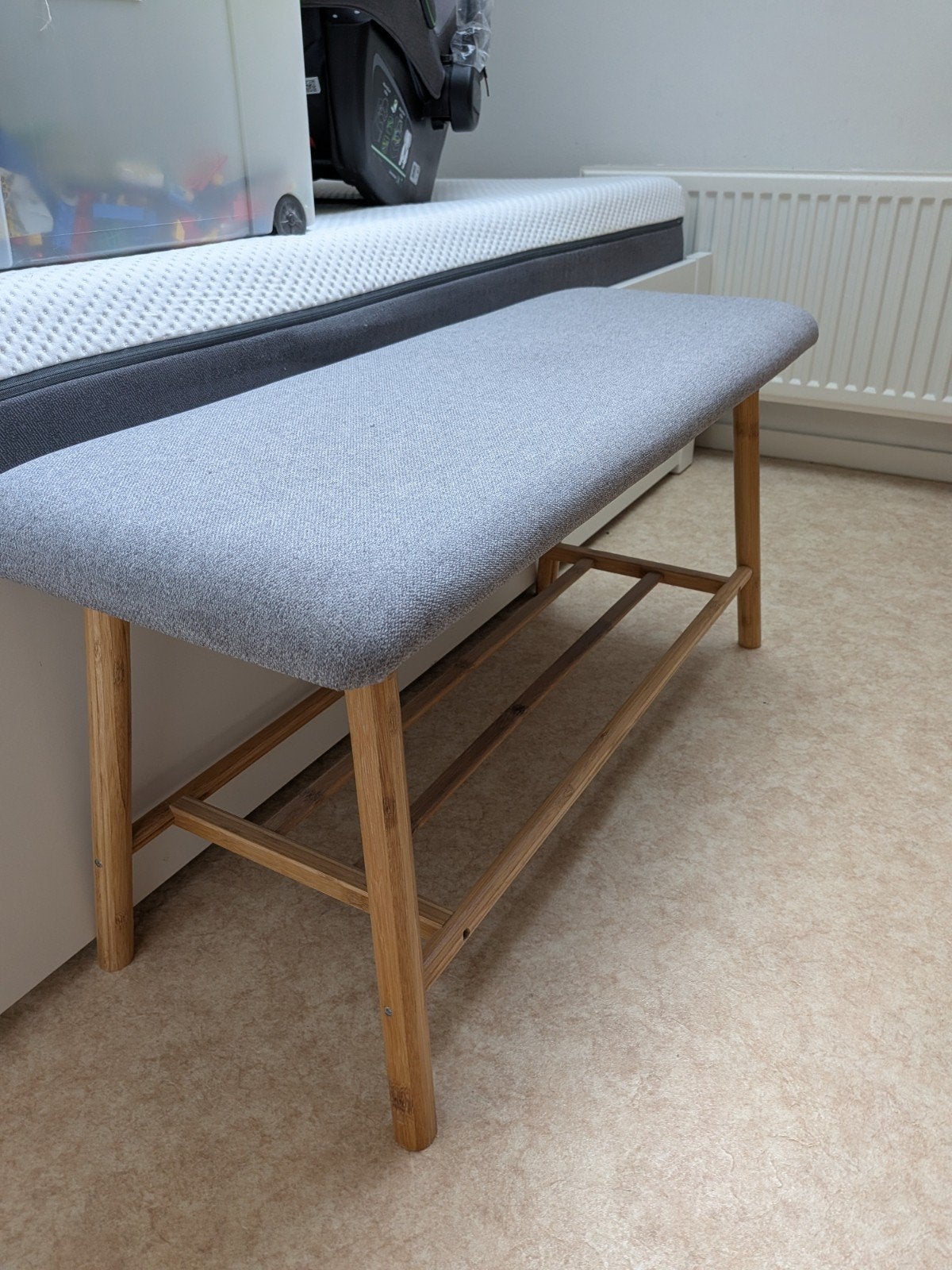 Grijs bankje met houten onderstel, Huis en Inrichting, Stoelen, Ophalen, Stof, Modern Scandinavisch, Zo goed als nieuw