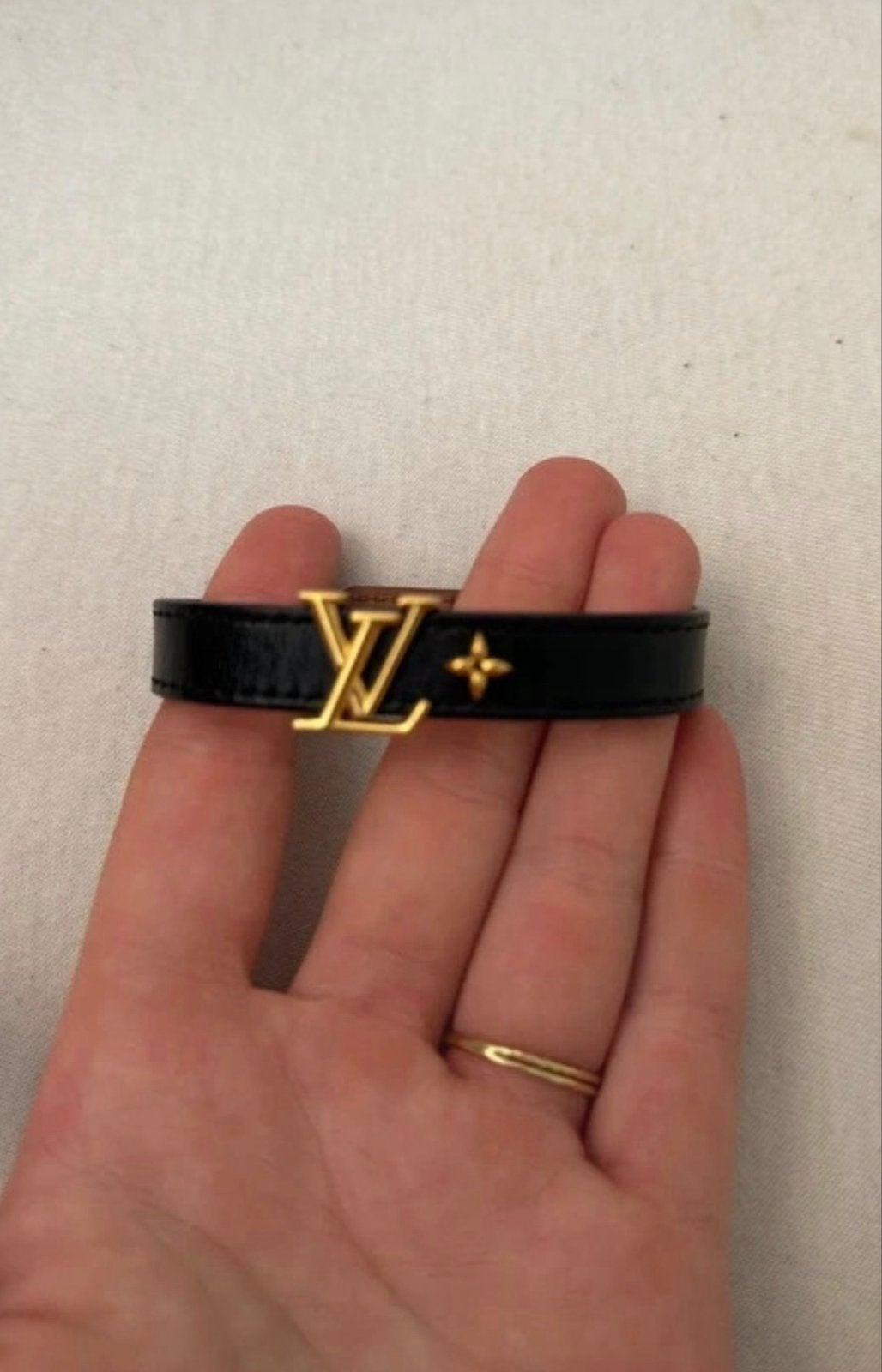 Louis Vuitton Essential V Armband Zwart Leer Goudkleurig, Ophalen of Verzenden, Zo goed als nieuw, Zwart, Leer