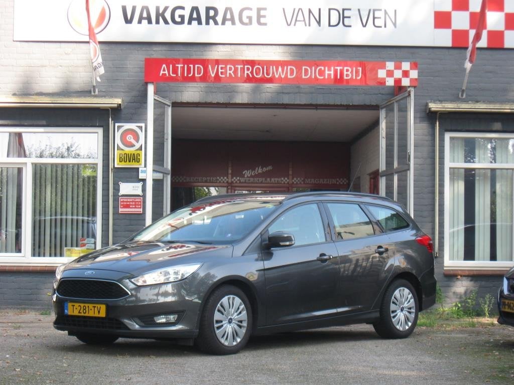 Ford Focus Wagon 1.0 Trend Automaat NAV, Stoel verw, Parkeer, Auto's, Gebruikt, Euro 6, 1245 kg, Grijs