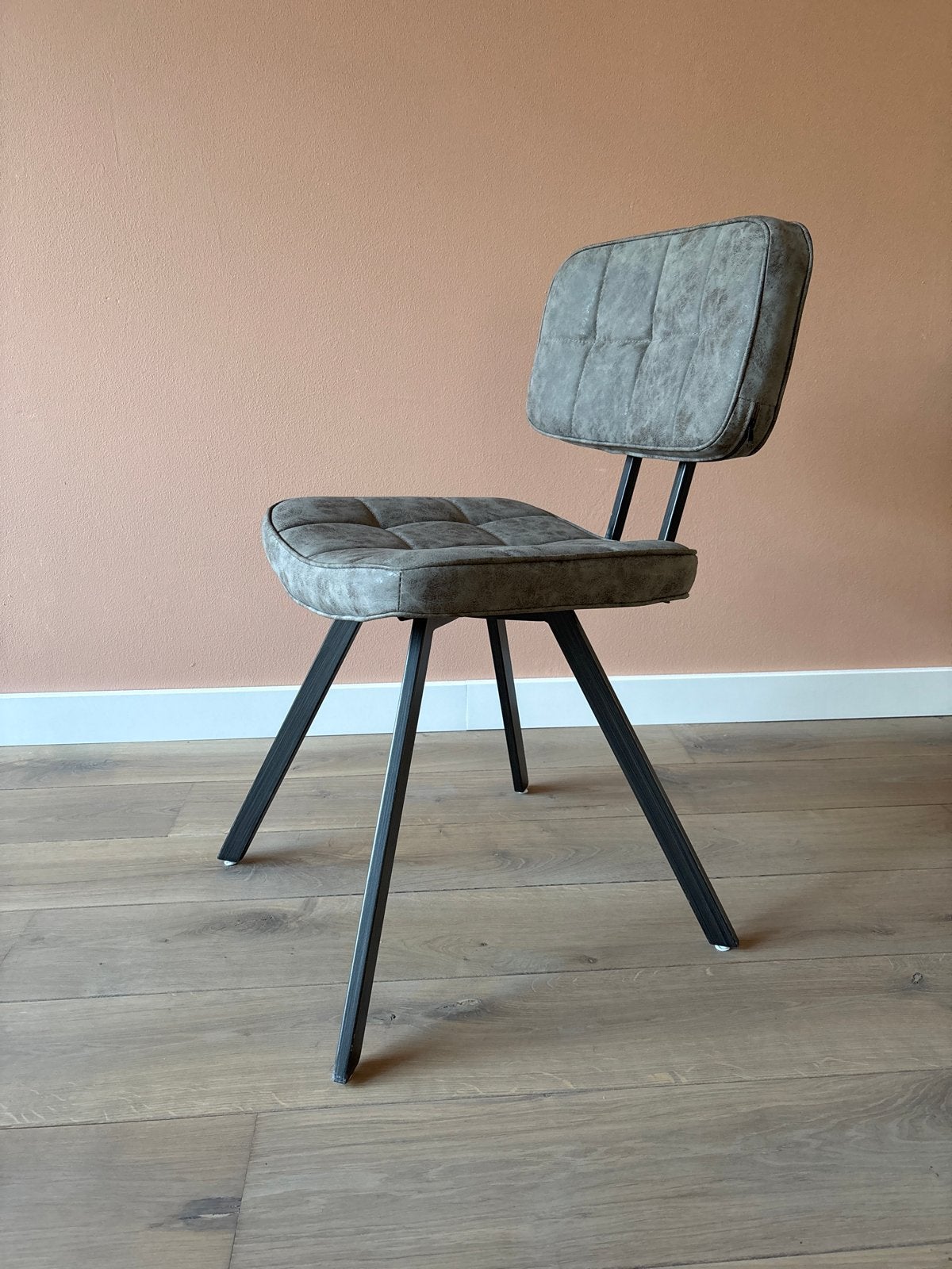 Moderne eetkamerstoel - Grijs met metalen onderstel, Huis en Inrichting, Stoelen, Ophalen, Zo goed als nieuw, Metaal, Eén