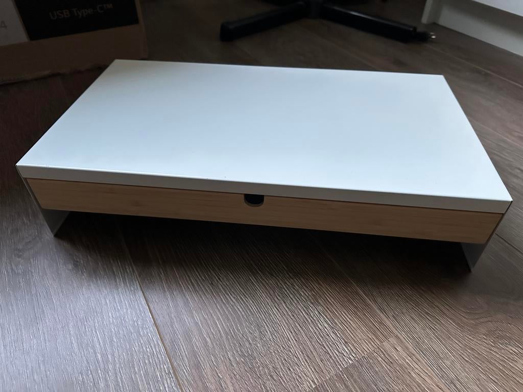 IKEA ELLOVEN monitorstandaard wit met lade, Computers en Software, Laptopstandaarden, Zo goed als nieuw, Ophalen