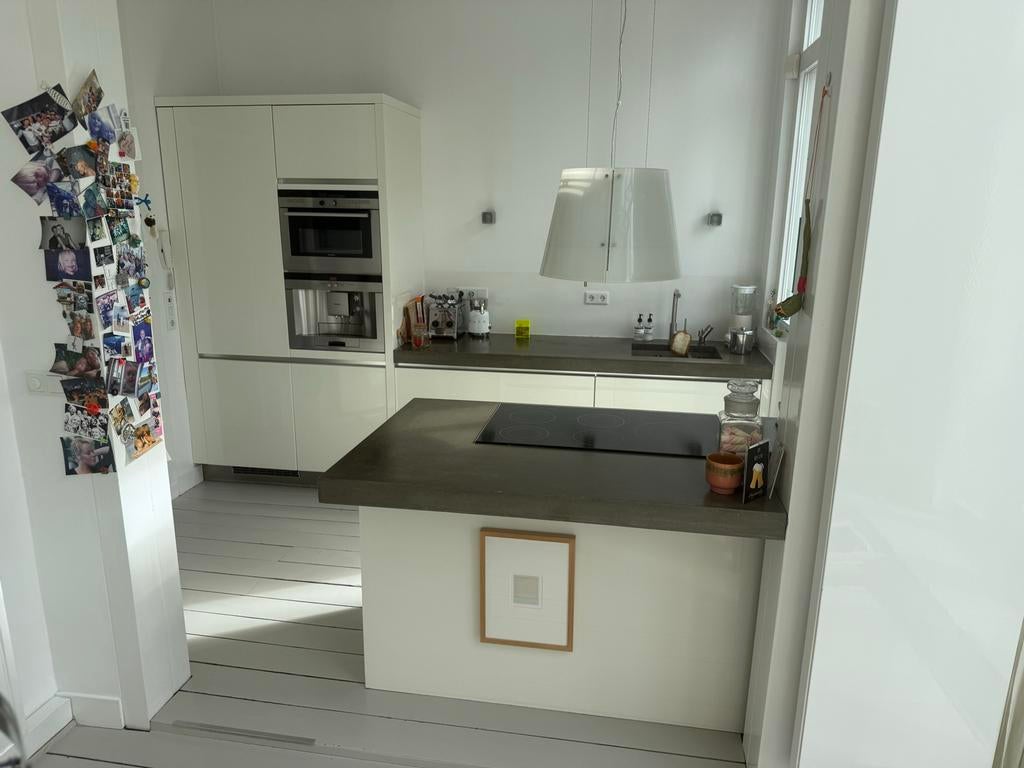 Moderne witte keuken met kookeiland en inbouwapparatuur, Ophalen, Overige materialen, Wit, Dubbelwandige keuken