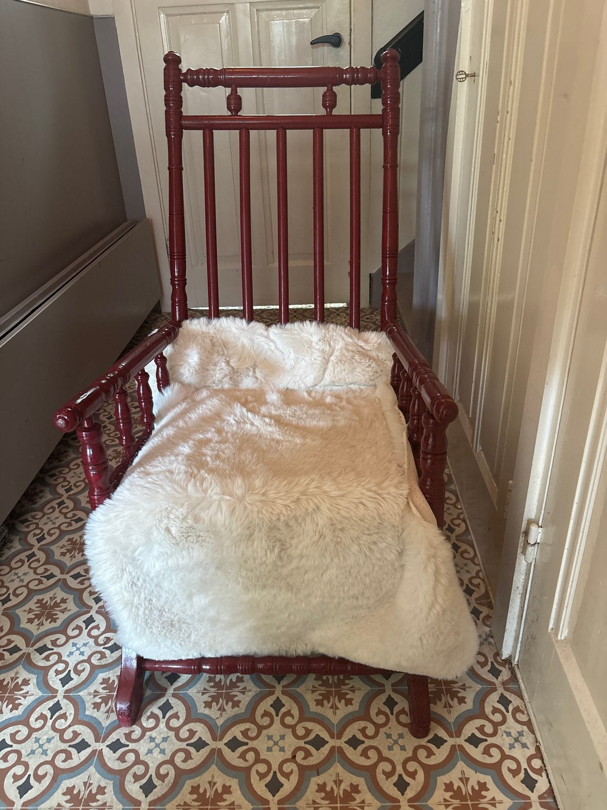 Vintage Schommelstoel - Rood Hout met Comfortabel Kussen, Ophalen