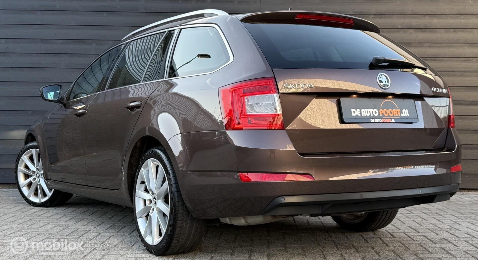 Skoda Octavia Combi 1.8 TSI 180PK Style Business Trekhaak/LE, Voorwielaandrijving, Gebruikt, 4 cilinders, 179 pk