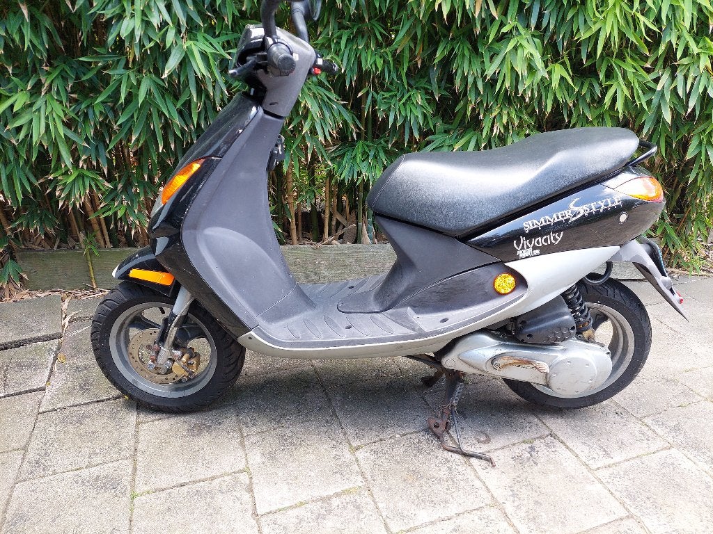 scooter Peugeot Vivacity 2-takt  zwart(voor onderdelen), Fietsen en Brommers, Scooters | Peugeot, Ophalen, Gebruikt, Maximaal 45 km/u