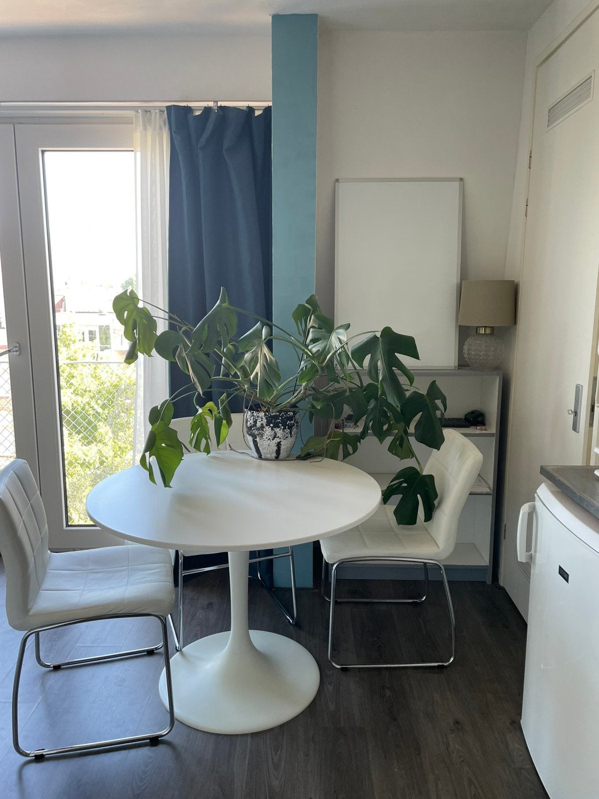 White round dinning table + 3 chairs, Ophalen, Zo goed als nieuw, Rechthoekig, 50 tot 100 cm