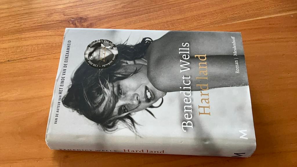 Benedict Wells - Hard land, Boeken, Ophalen of Verzenden, Zo goed als nieuw, Benedict Wells